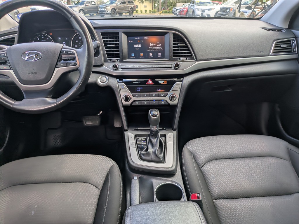 Hyundai Elantra Vehicle Full-screen Gallery Image 12