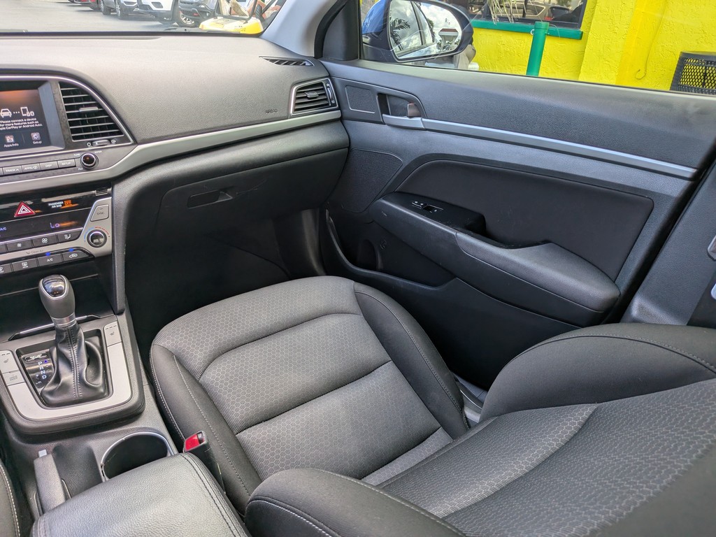 Hyundai Elantra Vehicle Full-screen Gallery Image 13