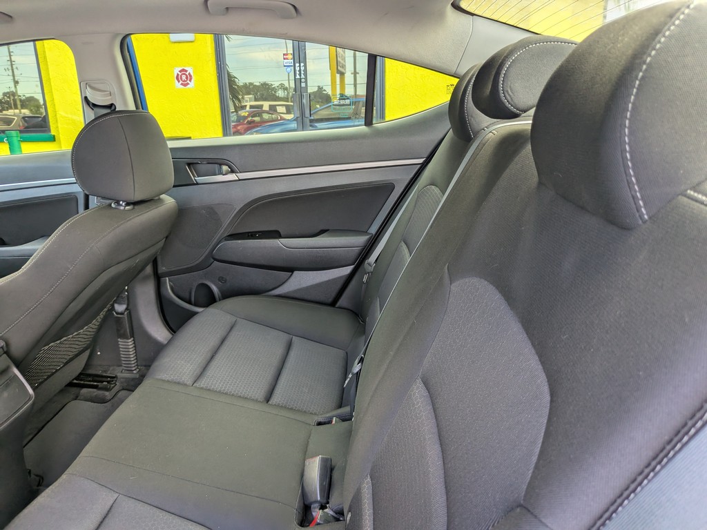 Hyundai Elantra Vehicle Full-screen Gallery Image 14
