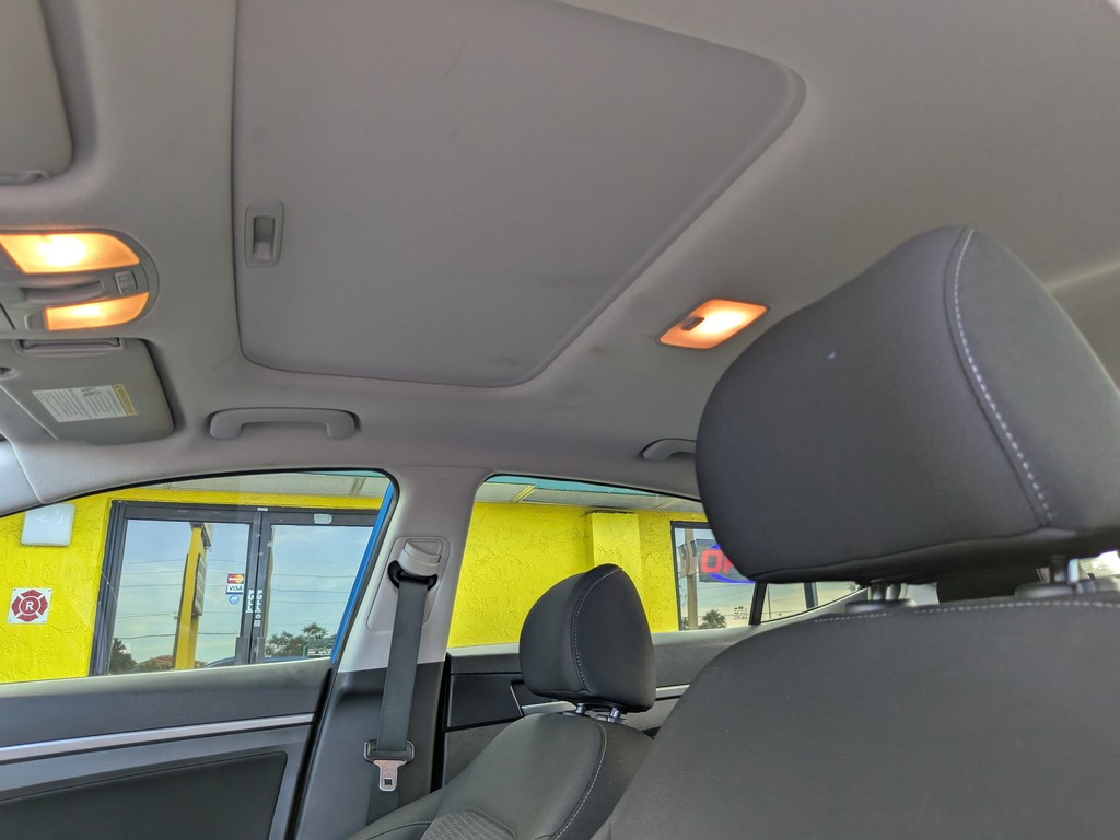 Hyundai Elantra Vehicle Full-screen Gallery Image 16