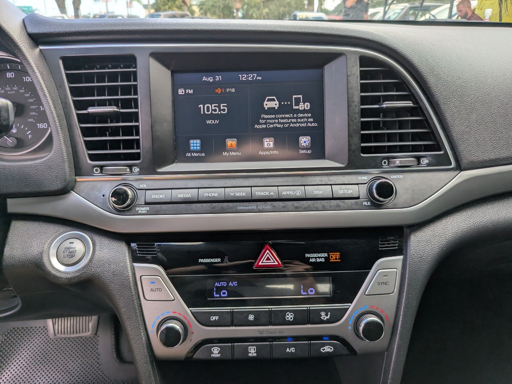 Hyundai Elantra Vehicle Full-screen Gallery Image 17