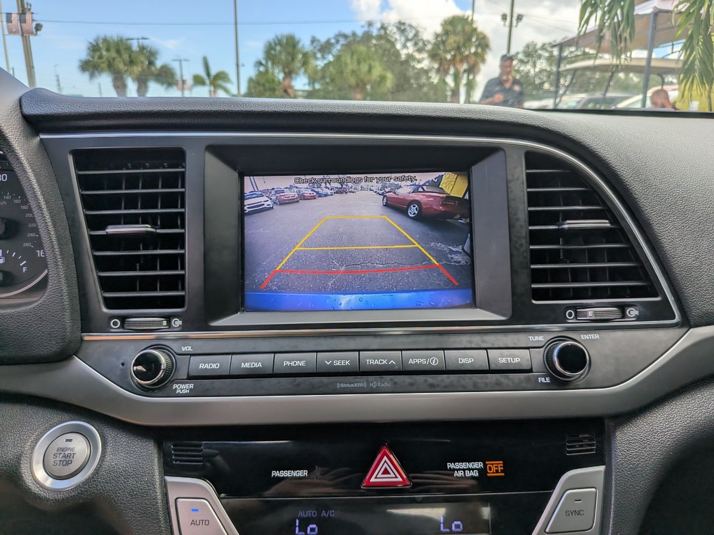 Hyundai Elantra Vehicle Full-screen Gallery Image 18
