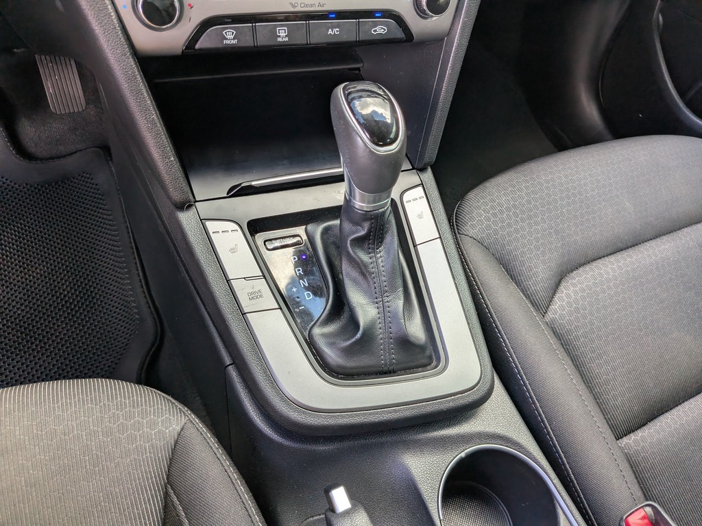 Hyundai Elantra Vehicle Full-screen Gallery Image 20