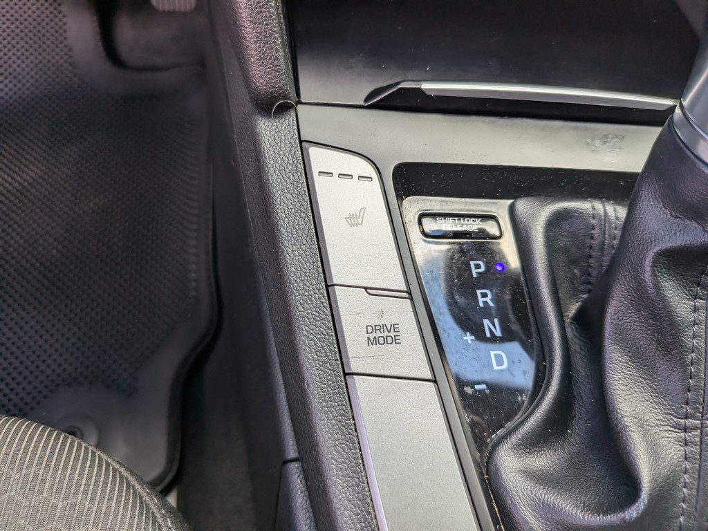 Hyundai Elantra Vehicle Full-screen Gallery Image 21