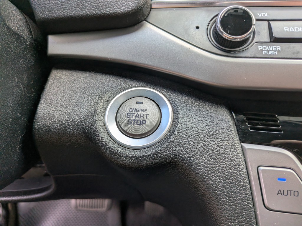 Hyundai Elantra Vehicle Full-screen Gallery Image 22