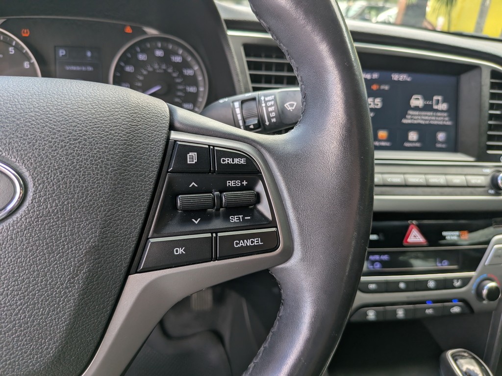 Hyundai Elantra Vehicle Full-screen Gallery Image 26