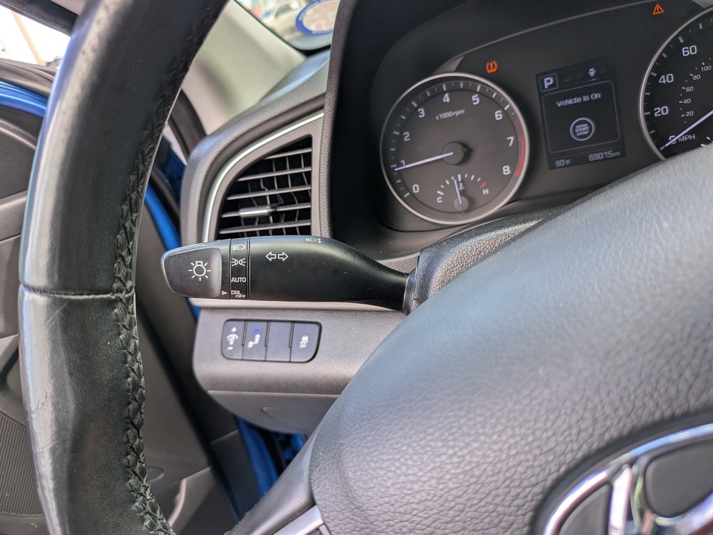 Hyundai Elantra Vehicle Full-screen Gallery Image 27