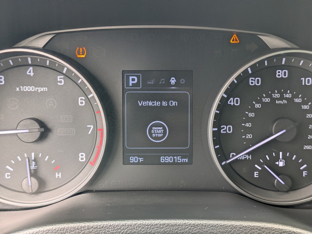 Hyundai Elantra Vehicle Full-screen Gallery Image 30