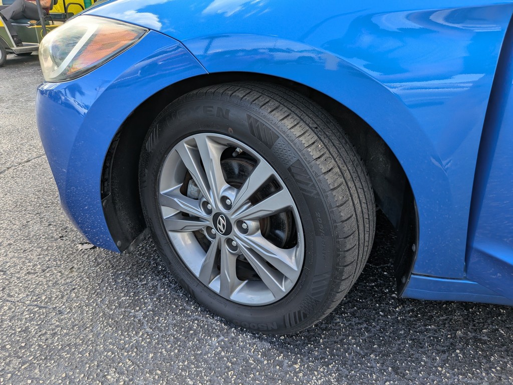 Hyundai Elantra Vehicle Full-screen Gallery Image 31