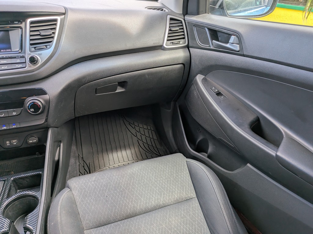 Hyundai Tucson Vehicle Full-screen Gallery Image 12