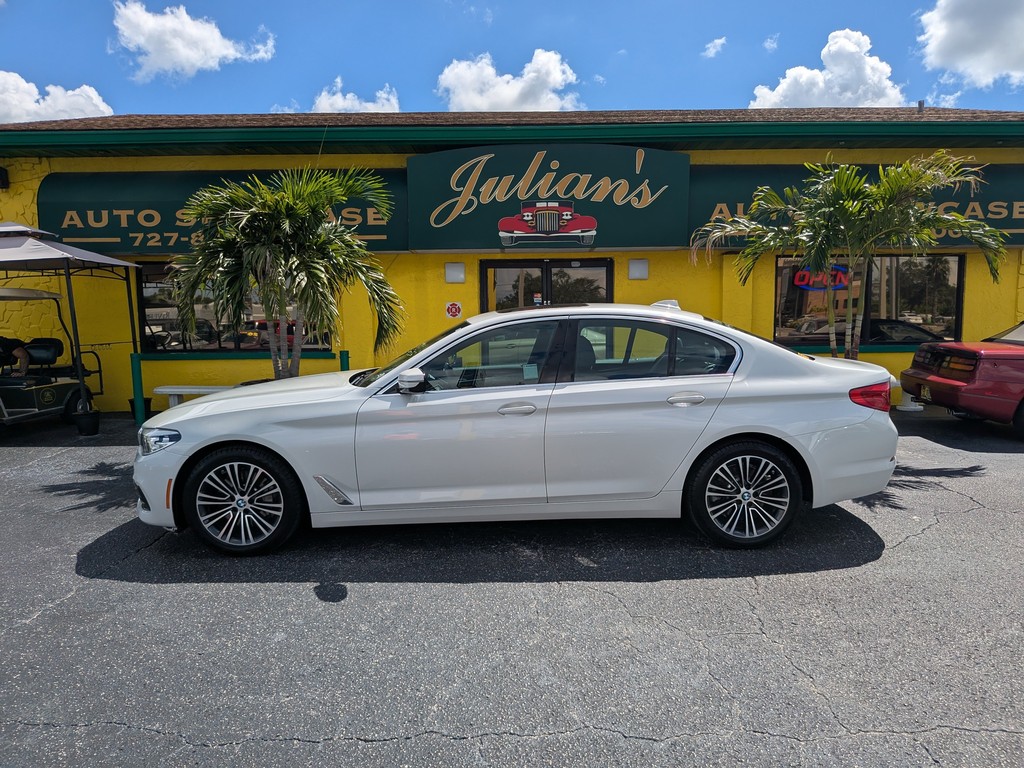 BMW 5 Series Vehicle Full-screen Gallery Image 02