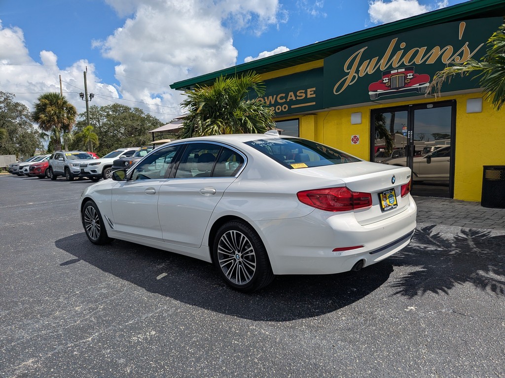 BMW 5 Series Vehicle Full-screen Gallery Image 03
