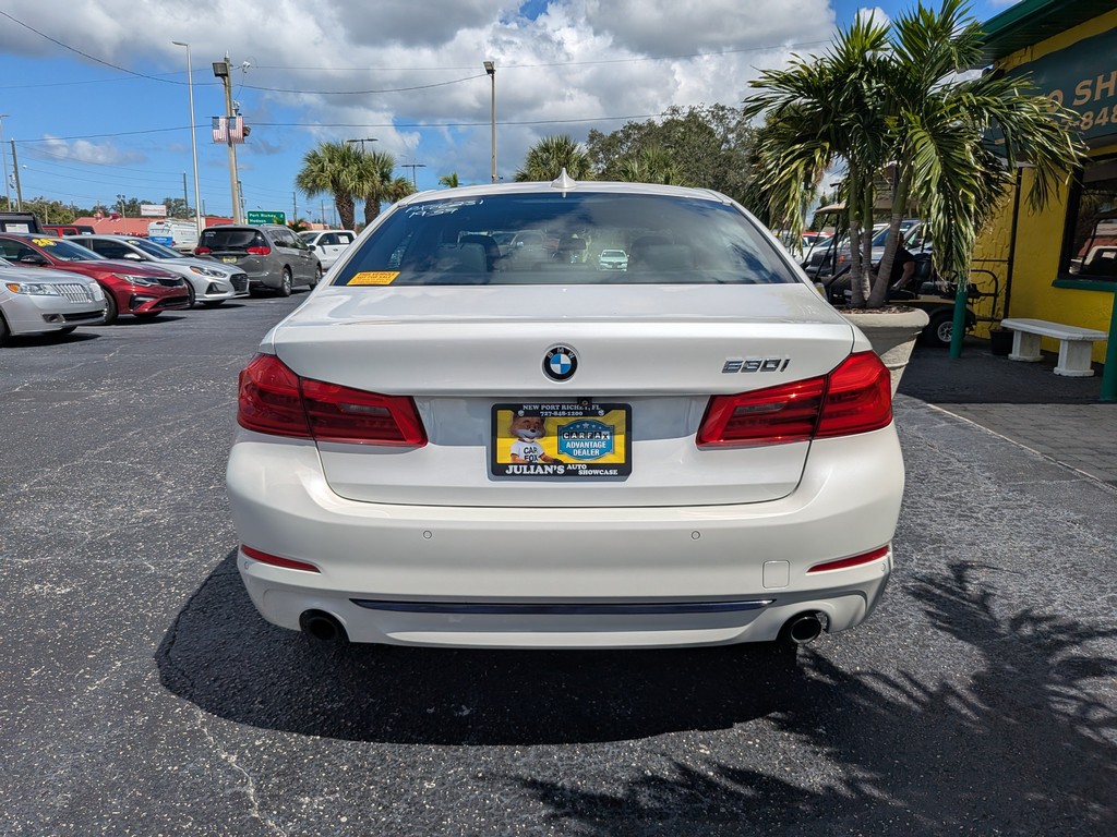 BMW 5 Series Vehicle Full-screen Gallery Image 04