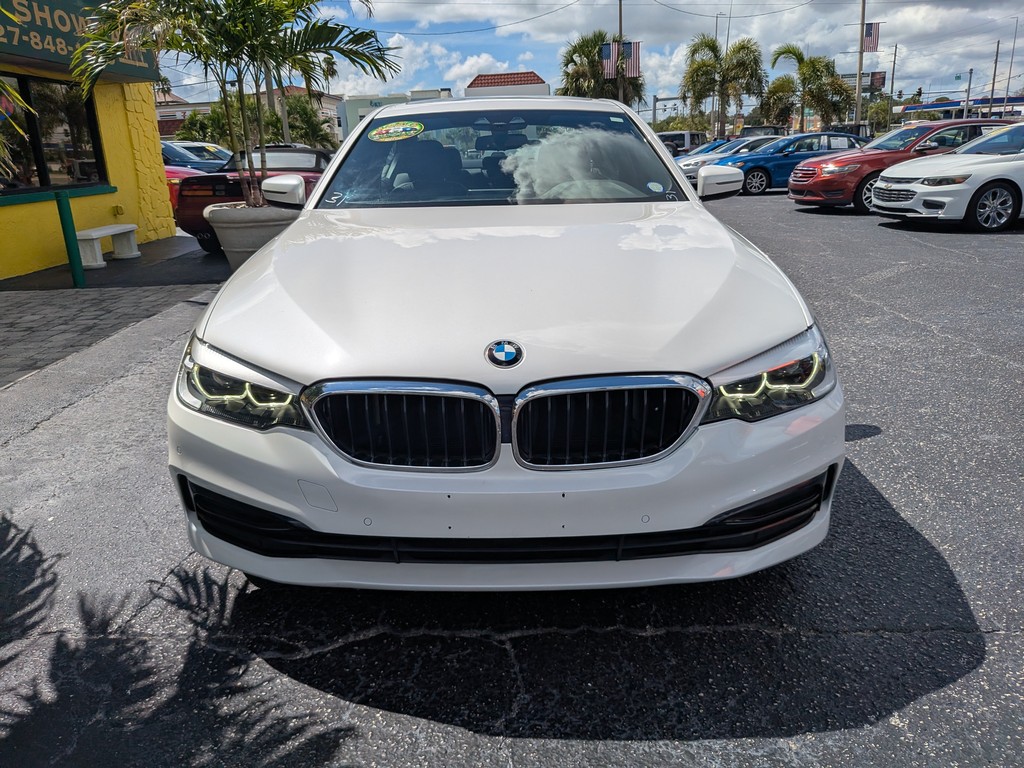 BMW 5 Series Vehicle Full-screen Gallery Image 05
