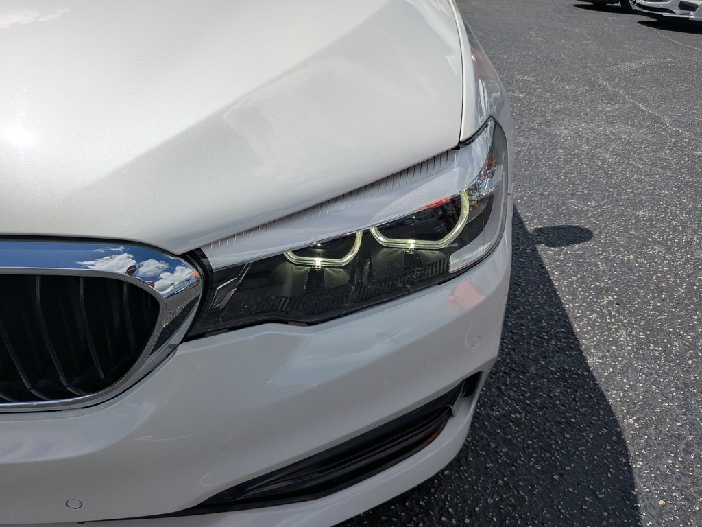 BMW 5 Series Vehicle Full-screen Gallery Image 06