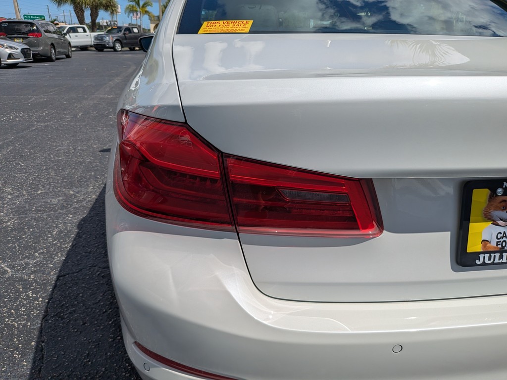 BMW 5 Series Vehicle Full-screen Gallery Image 07