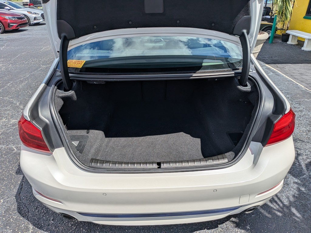 BMW 5 Series Vehicle Full-screen Gallery Image 08