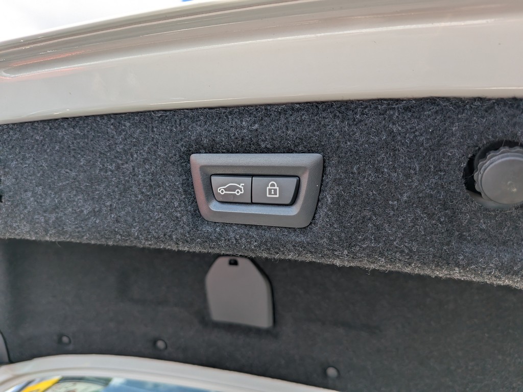 BMW 5 Series Vehicle Full-screen Gallery Image 09