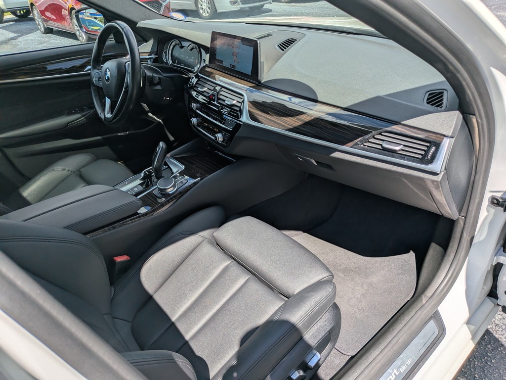 BMW 5 Series Vehicle Full-screen Gallery Image 10