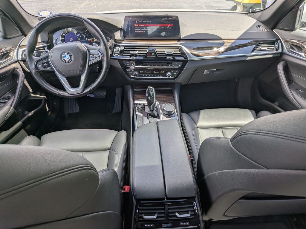 BMW 5 Series Vehicle Full-screen Gallery Image 11