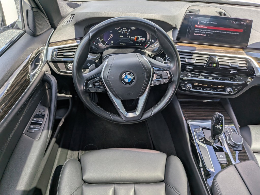 BMW 5 Series Vehicle Full-screen Gallery Image 12
