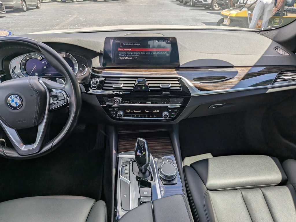 BMW 5 Series Vehicle Full-screen Gallery Image 13