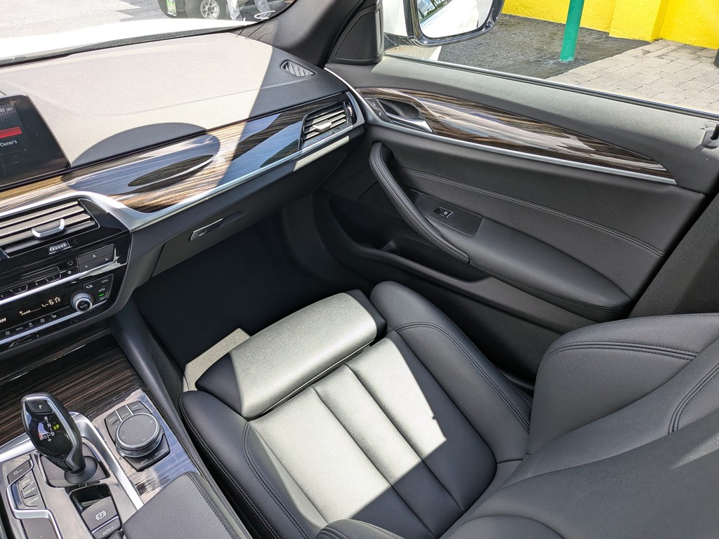 BMW 5 Series Vehicle Full-screen Gallery Image 14