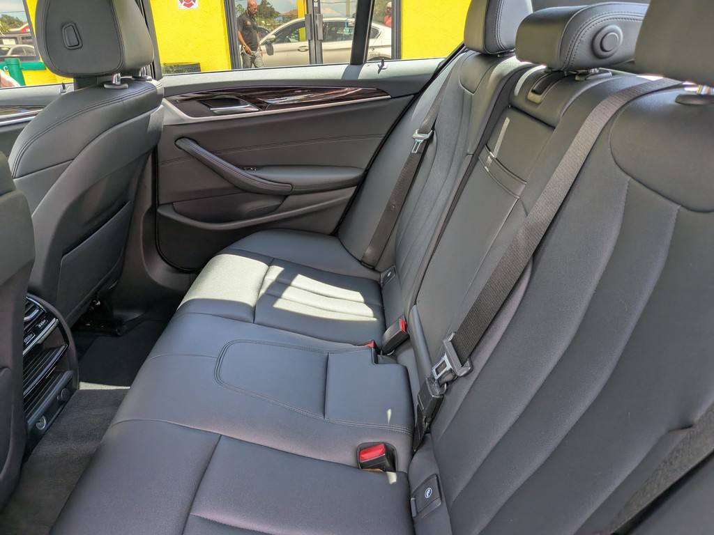 BMW 5 Series Vehicle Full-screen Gallery Image 15
