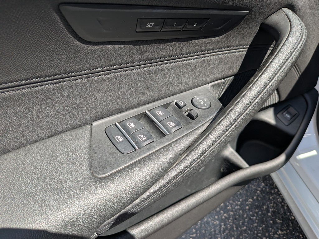 BMW 5 Series Vehicle Full-screen Gallery Image 16