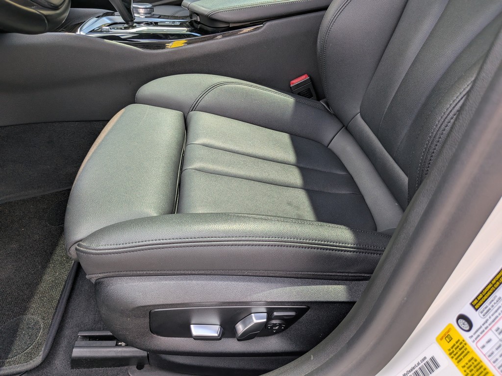 BMW 5 Series Vehicle Full-screen Gallery Image 17