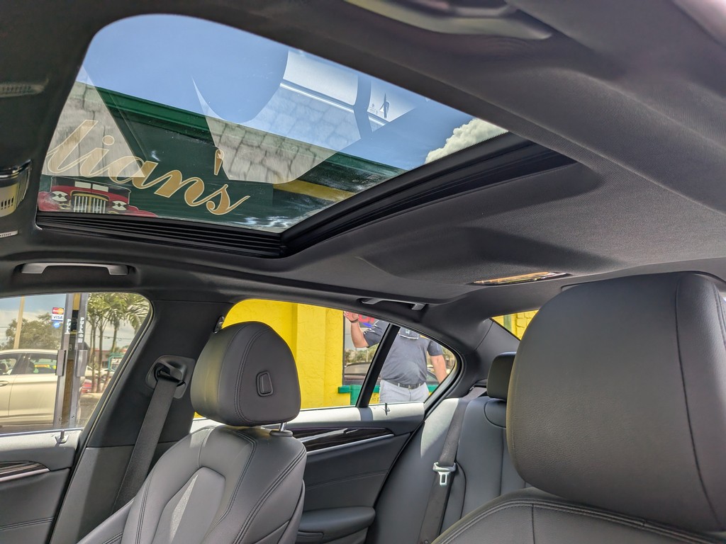 BMW 5 Series Vehicle Full-screen Gallery Image 18