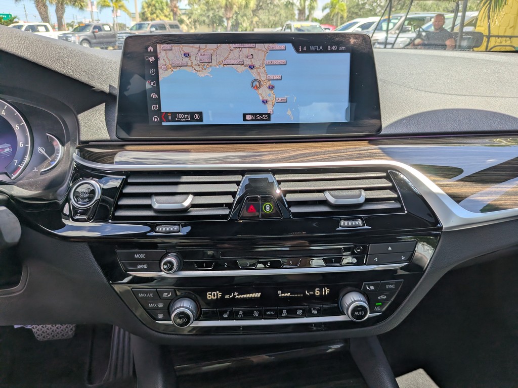 BMW 5 Series Vehicle Full-screen Gallery Image 19