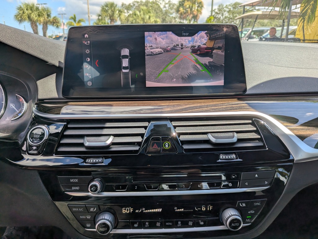 BMW 5 Series Vehicle Full-screen Gallery Image 20