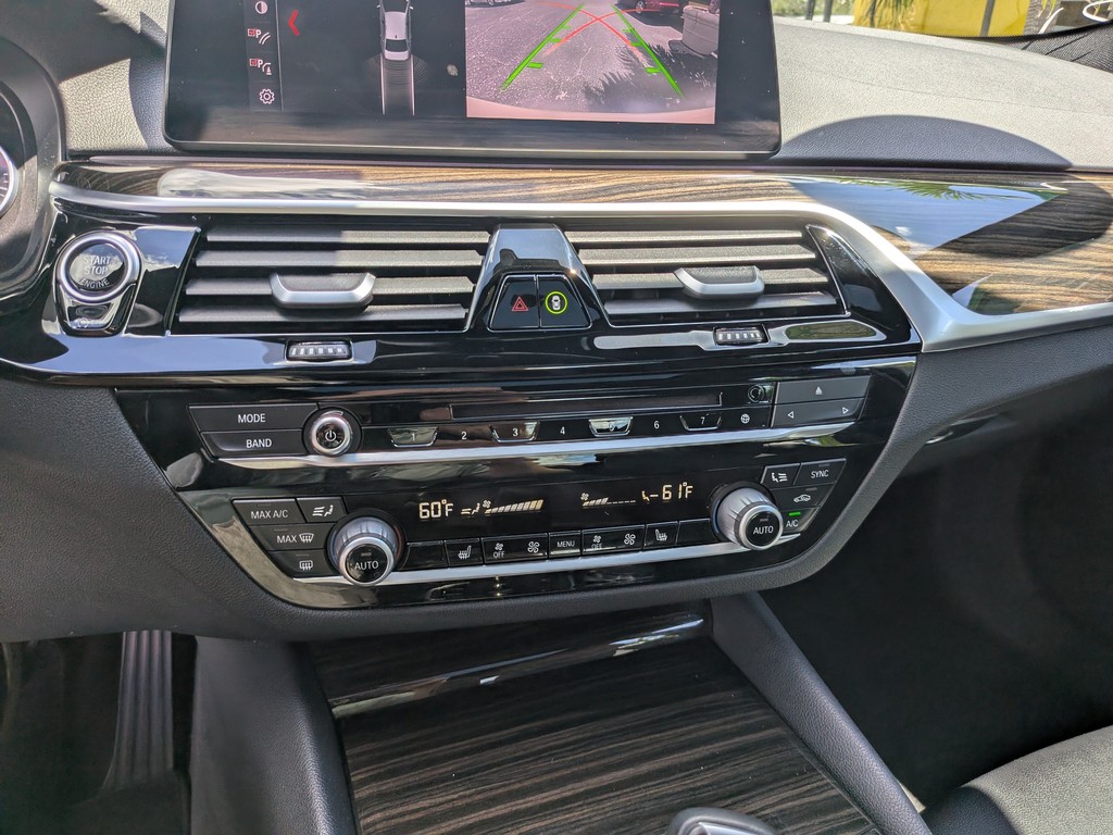 BMW 5 Series Vehicle Full-screen Gallery Image 21