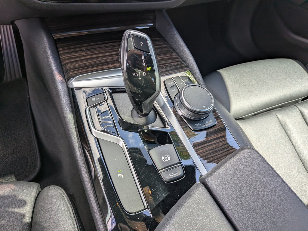 BMW 5 Series Vehicle Full-screen Gallery Image 22
