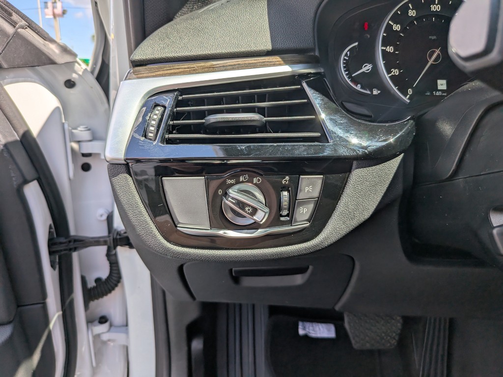 BMW 5 Series Vehicle Full-screen Gallery Image 24