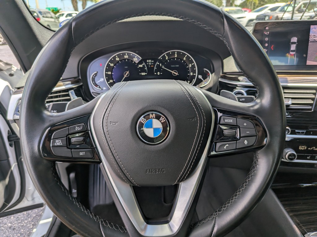 BMW 5 Series Vehicle Full-screen Gallery Image 25