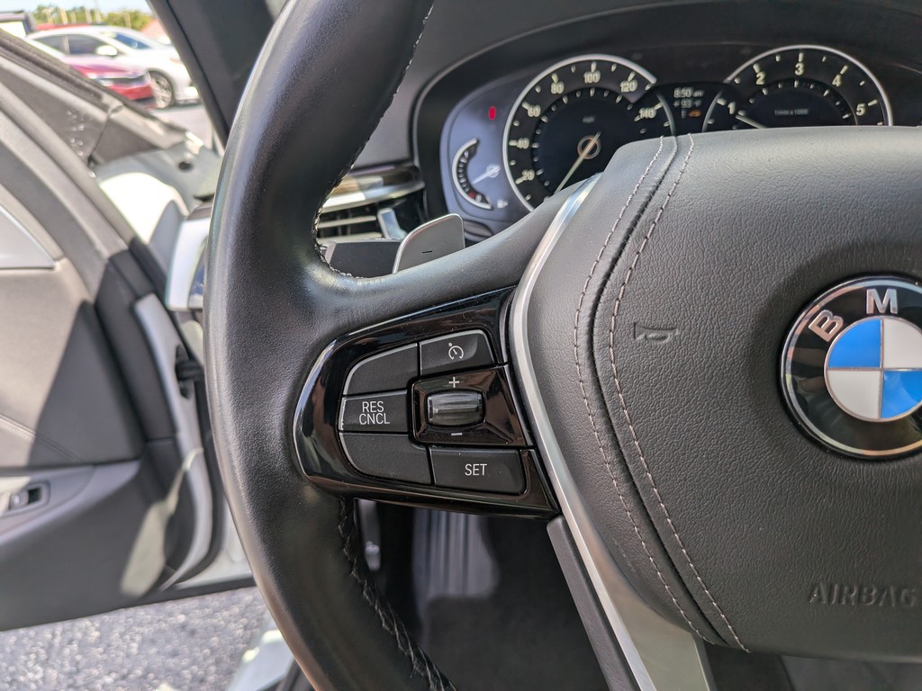 BMW 5 Series Vehicle Full-screen Gallery Image 26