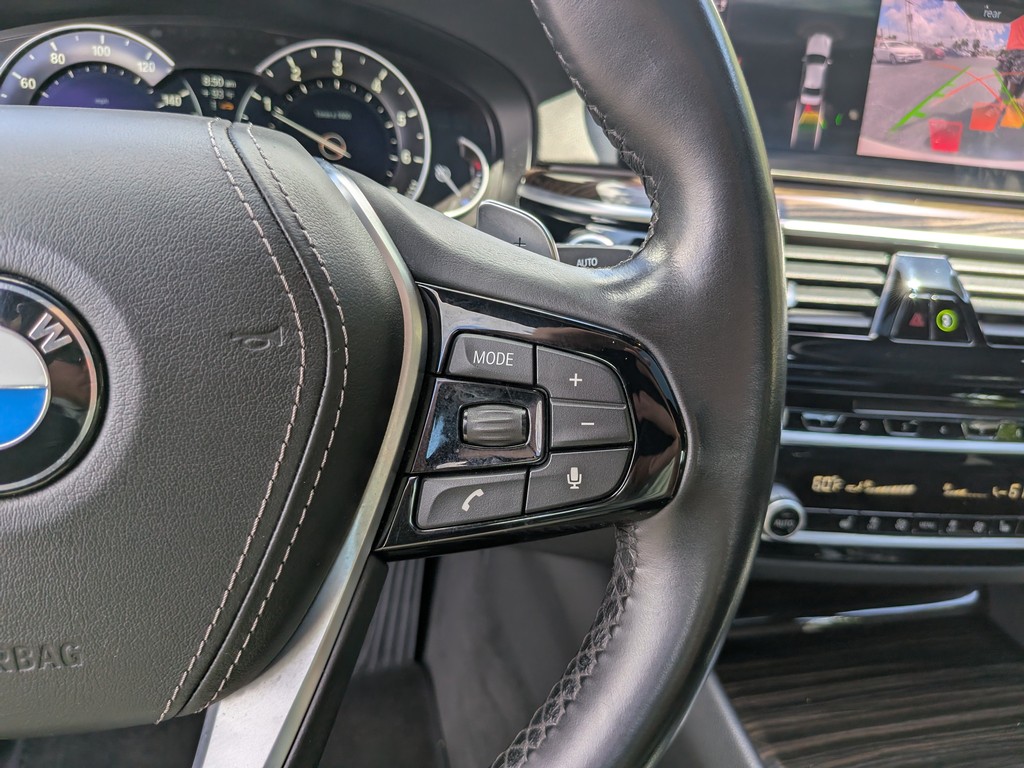 BMW 5 Series Vehicle Full-screen Gallery Image 27