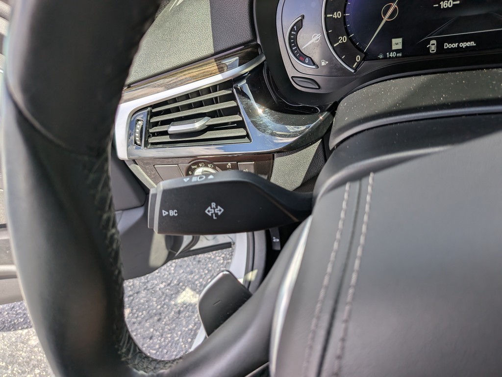 BMW 5 Series Vehicle Full-screen Gallery Image 28