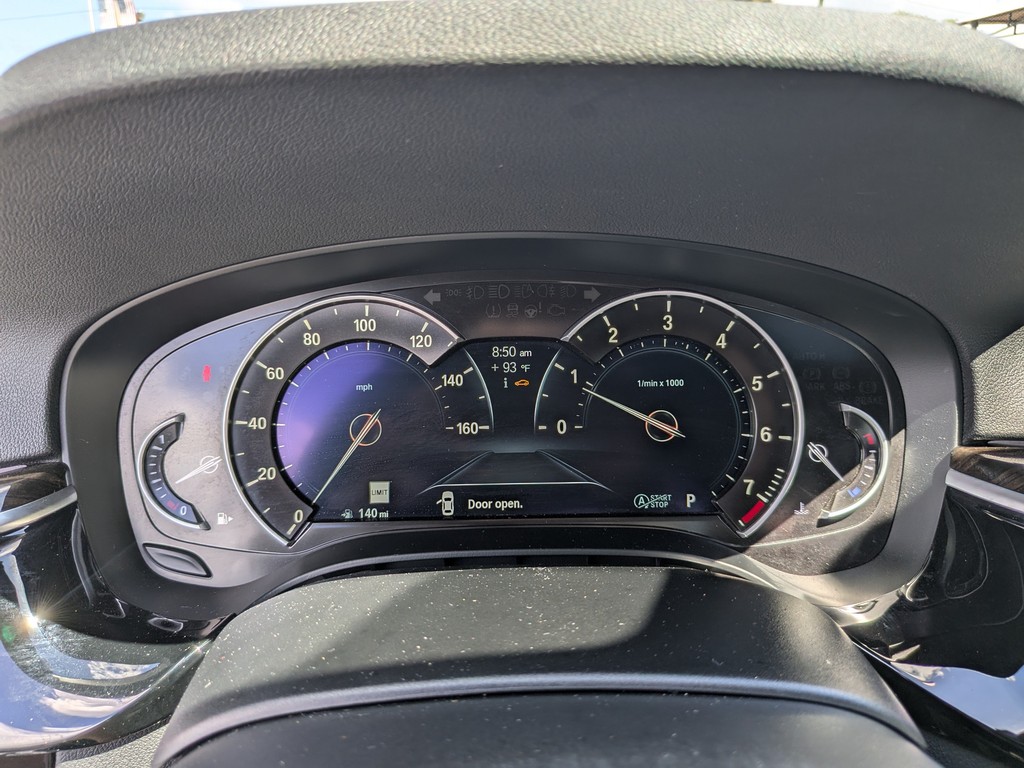 BMW 5 Series Vehicle Full-screen Gallery Image 30