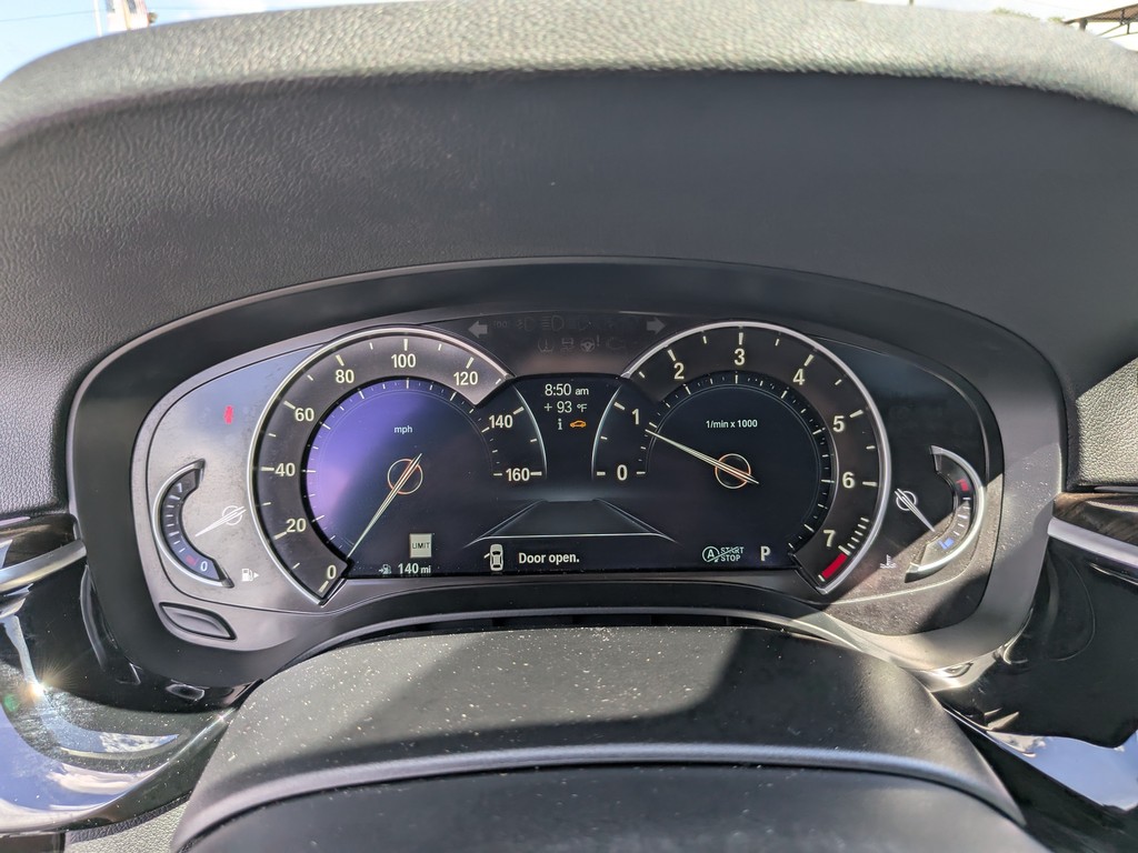 BMW 5 Series Vehicle Full-screen Gallery Image 31