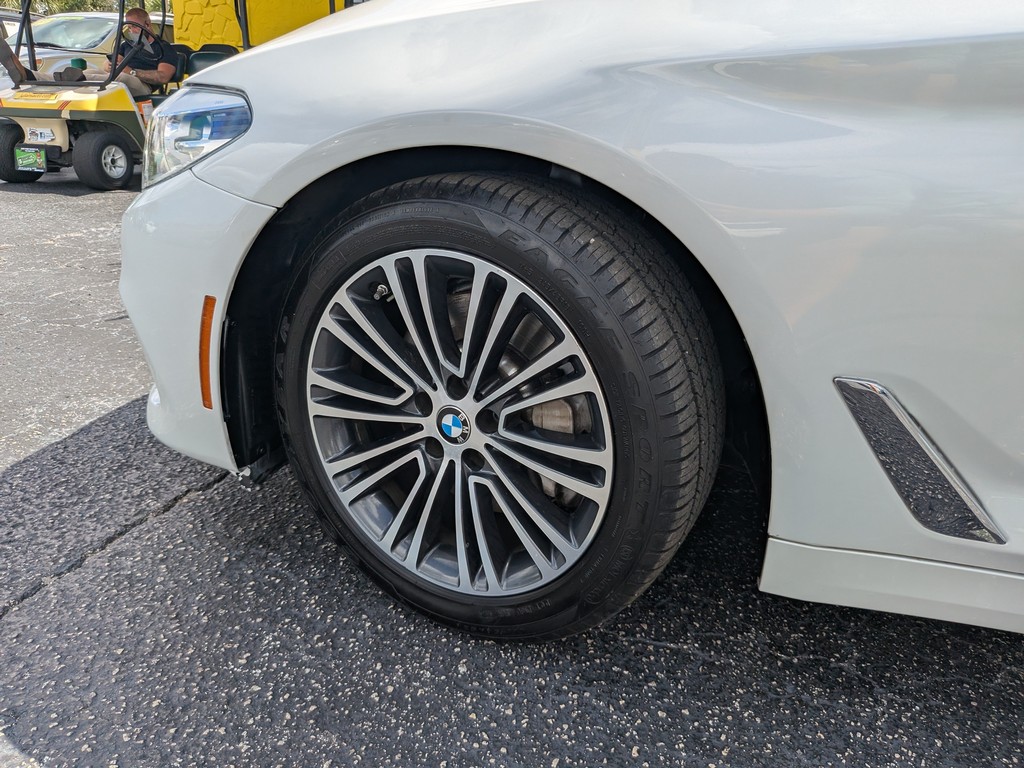 BMW 5 Series Vehicle Full-screen Gallery Image 32