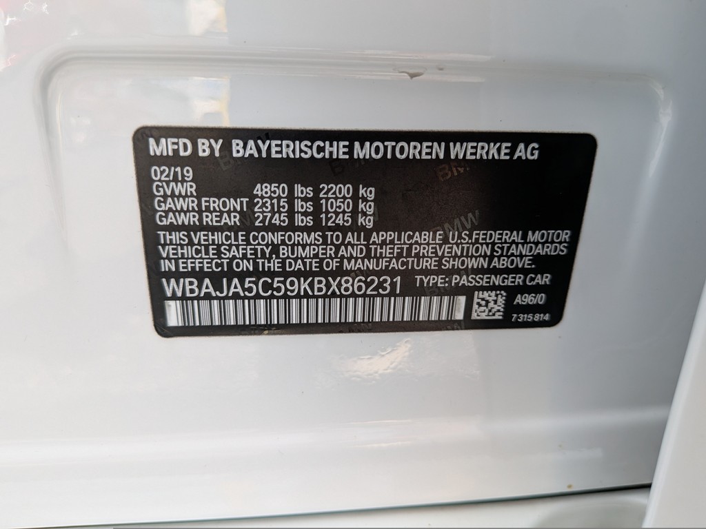 BMW 5 Series Vehicle Full-screen Gallery Image 33