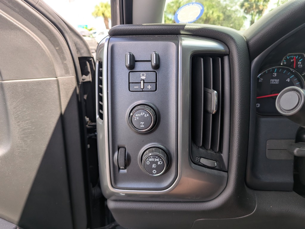 Chevrolet Silverado 1500 4WD Vehicle Full-screen Gallery Image 24