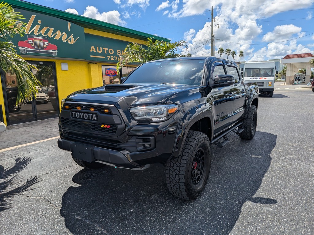 Toyota Tacoma 4WD Vehicle Full-screen Gallery Image 02