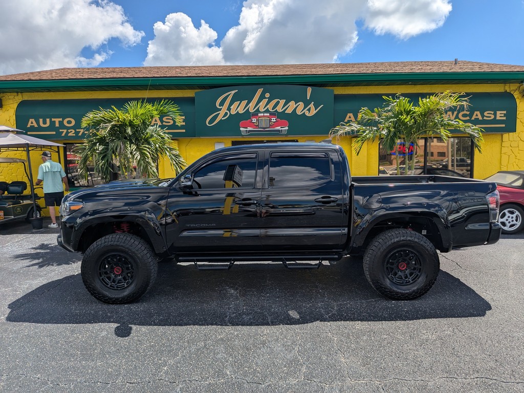 Toyota Tacoma 4WD Vehicle Full-screen Gallery Image 03
