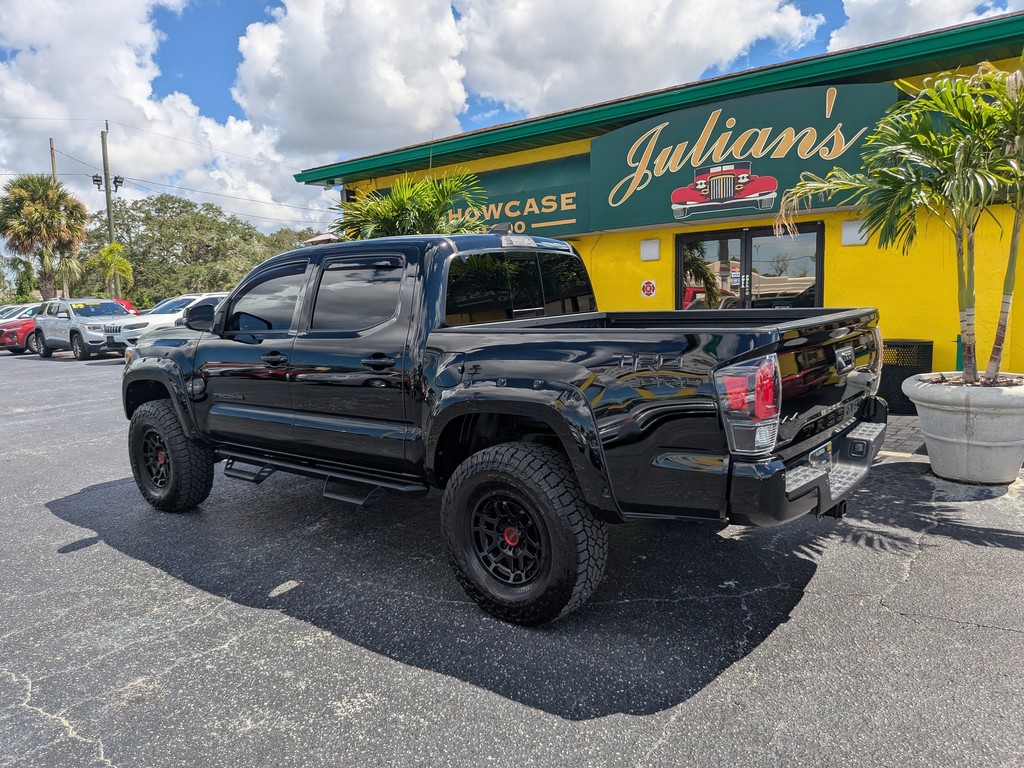 Toyota Tacoma 4WD Vehicle Full-screen Gallery Image 04