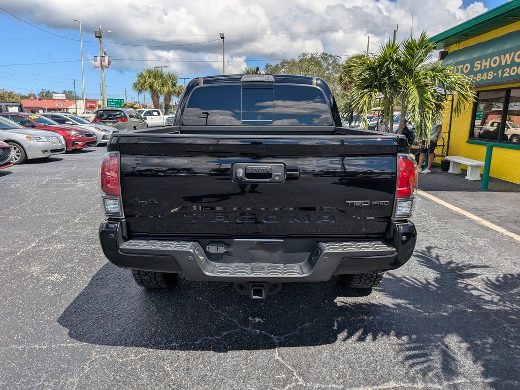 Toyota Tacoma 4WD Vehicle Full-screen Gallery Image 05