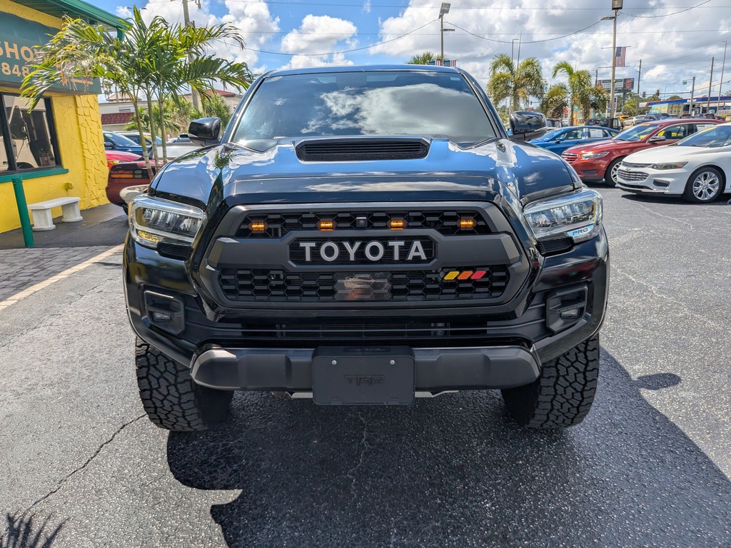 Toyota Tacoma 4WD Vehicle Full-screen Gallery Image 06